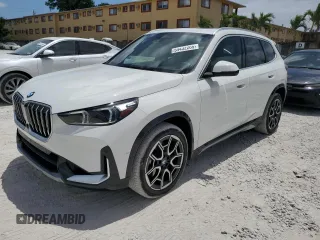 2025 BMW X1 xDrive28i z VIN WBX73EF01S5241553, wystawiony jako Copart lot #54432265 z przebiegiem 489 mil mil oraz Szkody całkowita. Historia ofert i sprzedaży dostępna na DreamBid. Obrazek 1.