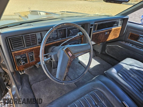 1985 Oldsmobile Toronado Custom Brougham z VIN 1G3EZ57Y7FE330055, wystawiony jako Copart lot #43433285 z przebiegiem 931 486 mil mil oraz Tytuł czysty. Historia ofert i sprzedaży dostępna na DreamBid. Obrazek 9.