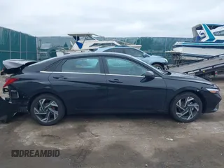 2025 Hyundai Elantra Limited z VIN KMHLN4DJ1SU124424, wystawiony jako IAAI lot #42013638 z przebiegiem 2 713 mil mil oraz . Historia ofert i sprzedaży dostępna na DreamBid. Obrazek 13.