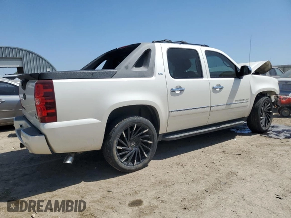 2010 Chevrolet Avalanche LTZ z VIN 3GNVKGE03AG178135, wystawiony jako Copart lot #57060705 z przebiegiem 137 675 mil mil oraz Szkoda całkowita • Salvage title. Historia ofert i sprzedaży dostępna na DreamBid. Obrazek 3.