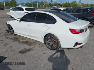 2019 BMW 3 Series 330i z VIN 3MW5R1J57K8A03673, wystawiony jako IAAI lot #41672322 z przebiegiem 72 083 mil mil oraz . Historia ofert i sprzedaży dostępna na DreamBid. Obrazek 3.