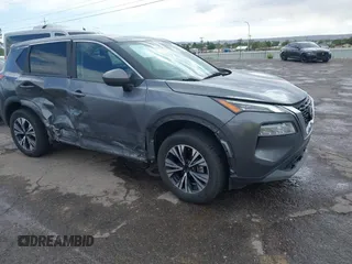 2023 Nissan Rogue SV z VIN 5N1BT3BA6PC837086, wystawiony jako IAAI lot #42273663 z przebiegiem 71 430 mil mil oraz . Historia ofert i sprzedaży dostępna na DreamBid. Obrazek 1.