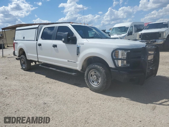 2018 Ford F-250 XL z VIN 1FT7W2BTXJEC94835, wystawiony jako Copart lot #56362375 z przebiegiem 141 628 mil mil oraz Czysty tytuł • Clean title. Historia ofert i sprzedaży dostępna na DreamBid. Obrazek 4.