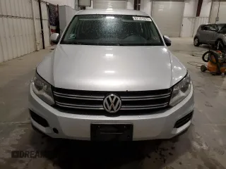2013 Volkswagen Tiguan SE z VIN WVGBV3AX2DW559247, wystawiony jako Copart lot #57121375 z przebiegiem 171 171 mil mil oraz Czysty tytuł • Clean title. Historia ofert i sprzedaży dostępna na DreamBid. Obrazek 5.
