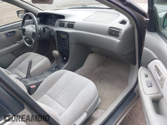 2001 Toyota Camry CE z VIN 4T1BG22K31U097733, wystawiony jako IAAI lot #42276687 z przebiegiem 180 357 mil mil oraz . Historia ofert i sprzedaży dostępna na DreamBid. Obrazek 5.