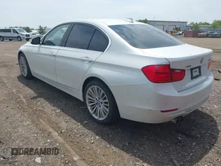 2013 BMW 3 Series 328i xDrive z VIN WBA3B5C58DF138817, wystawiony jako IAAI lot #42524531 z przebiegiem 120 552 mil mil oraz . Historia ofert i sprzedaży dostępna na DreamBid. Obrazek 3.