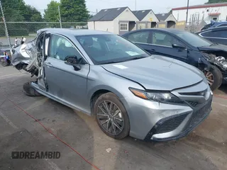 2023 Toyota Camry SE z VIN 4T1G11AK0PU837296, wystawiony jako IAAI lot #42488887 z przebiegiem 53 518 mil mil oraz . Historia ofert i sprzedaży dostępna na DreamBid. Obrazek 1.