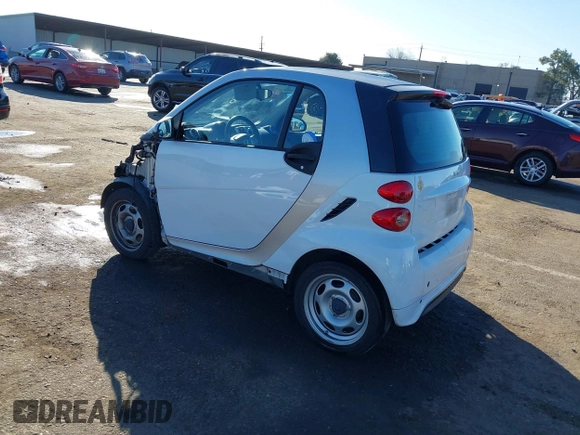 2015 Smart fortwo Passion z VIN WMEEJ3BA7FK805194, wystawiony jako IAAI lot #41676265 z przebiegiem 47 096 mil mil oraz . Historia ofert i sprzedaży dostępna na DreamBid. Obrazek 3.