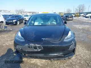 2020 Tesla Model 3 Standard Range Plus z VIN 5YJ3E1EA6LF662080, wystawiony jako IAAI lot #41410445 z przebiegiem Nie podano mil oraz . Historia ofert i sprzedaży dostępna na DreamBid. Obrazek 11.
