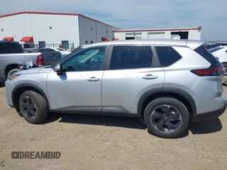 2024 Nissan Rogue SV z VIN 5N1BT3BA7RC681000, wystawiony jako IAAI lot #42275267 z przebiegiem 32 975 mil mil oraz . Historia ofert i sprzedaży dostępna na DreamBid. Obrazek 14.