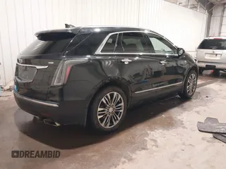 2019 Cadillac XT5 Premium Luxury AWD z VIN 1GYKNFRSXKZ189590, wystawiony jako IAAI lot #41316561 z przebiegiem 98 755 mil mil oraz . Historia ofert i sprzedaży dostępna na DreamBid. Obrazek 4.