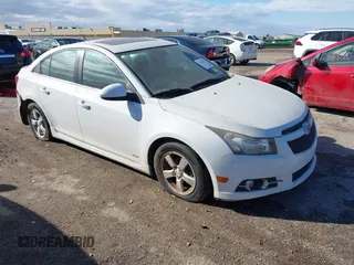 2014 Chevrolet Cruze 1LT z VIN 1G1PC5SB5E7190497, wystawiony jako IAAI lot #41399147 z przebiegiem 159 724 mil mil oraz . Historia ofert i sprzedaży dostępna na DreamBid. Obrazek 1.