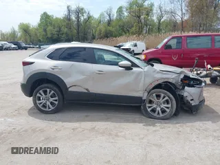 2022 Mazda CX-30 S Select z VIN 3MVDMBBL2NM439681, wystawiony jako IAAI lot #41960902 z przebiegiem 22 730 mil mil oraz . Historia ofert i sprzedaży dostępna na DreamBid. Obrazek 13.