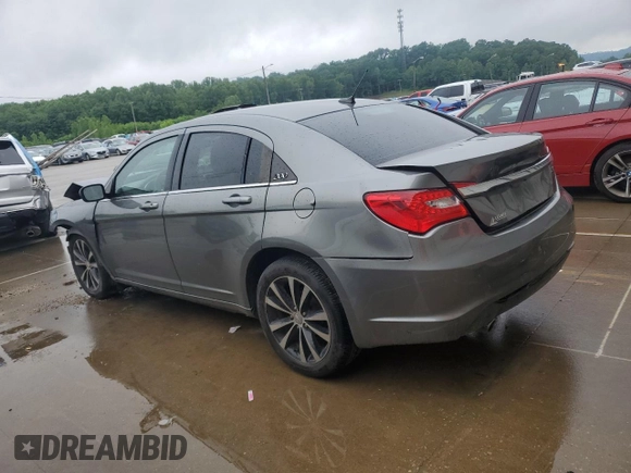 2012 Chrysler 200 Touring z VIN 1C3CCBBG3CN296962, wystawiony jako Copart lot #57275335 z przebiegiem 151 466 mil mil oraz Szkoda całkowita • Salvage title. Historia ofert i sprzedaży dostępna na DreamBid. Obrazek 2.