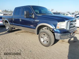 2005 Ford F-250 XL z VIN 1FTSW21P95EA56768, wystawiony jako IAAI lot #42256202 z przebiegiem 206 911 mil mil oraz . Historia ofert i sprzedaży dostępna na DreamBid. Obrazek 1.