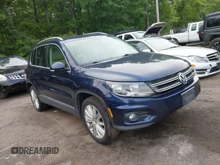 2013 Volkswagen Tiguan S z VIN WVGAV3AX3DW561245, wystawiony jako IAAI lot #42380283 z przebiegiem 194 819 mil mil oraz . Historia ofert i sprzedaży dostępna na DreamBid. Obrazek 1.
