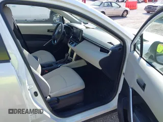 2022 Toyota Corolla Cross LE z VIN 7MUCAAAG3NV012231, wystawiony jako IAAI lot #42022931 z przebiegiem 30 335 mil mil oraz . Historia ofert i sprzedaży dostępna na DreamBid. Obrazek 5.
