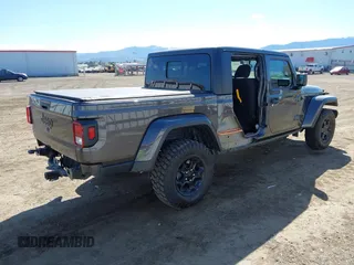 2023 Jeep Gladiator Sport S z VIN 1C6HJTAG2PL575276, wystawiony jako IAAI lot #42056473 z przebiegiem 17 043 mil mil oraz . Historia ofert i sprzedaży dostępna na DreamBid. Obrazek 4.