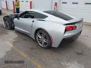 2015 Chevrolet Corvette Z51 3LT z VIN 1G1YM2D74F5114985, wystawiony jako IAAI lot #42077336 z przebiegiem 52 965 mil mil oraz . Historia ofert i sprzedaży dostępna na DreamBid. Obrazek 3.