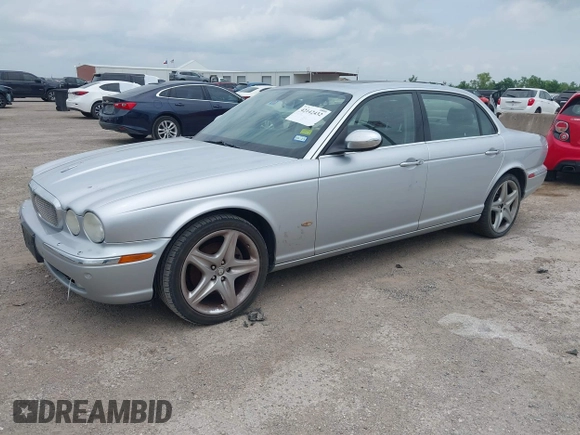 2007 Jaguar XJ with VIN SAJWA79B77SH12190, listed as a IAAI auction lot 42142432 with 1 mi miles. Bid and sale history available at carsss.com. Image 2.