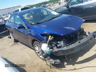 2013 Mazda 3 S Grand Touring z VIN JM1BL1W52D1728962, wystawiony jako IAAI lot #42199578 z przebiegiem 79 551 mil mil oraz . Historia ofert i sprzedaży dostępna na DreamBid. Obrazek 1.