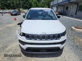2025 Jeep Compass Sport z VIN 3C4NJDAN5ST505851, wystawiony jako Copart lot #60105775 z przebiegiem 4 062 mil mil oraz Szkoda całkowita • Salvage title. Historia ofert i sprzedaży dostępna na DreamBid. Obrazek 5.