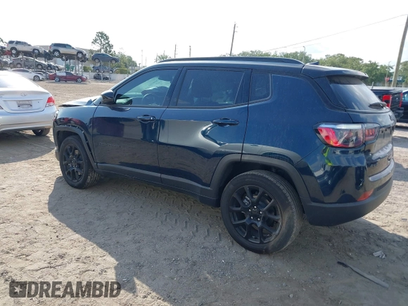 2024 Jeep Compass Latitude z VIN 3C4NJDBN7RT162744, wystawiony jako IAAI lot #42222143 z przebiegiem 8 657 mil mil oraz . Historia ofert i sprzedaży dostępna na DreamBid. Obrazek 3.