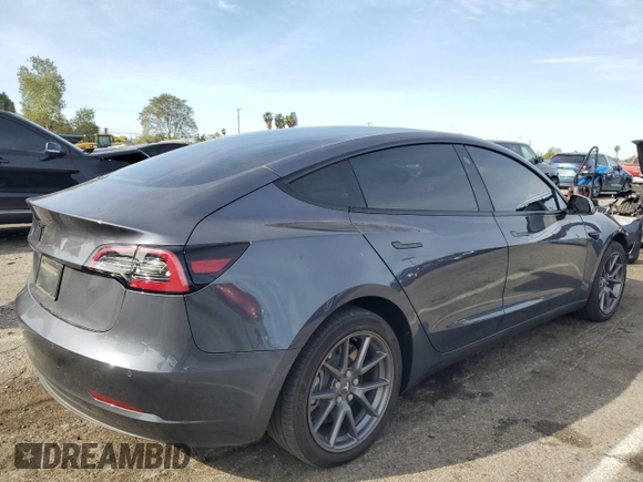 2022 Tesla Model 3 z VIN 5YJ3E1EA1NF337727, wystawiony jako Copart lot #51175655 z przebiegiem 40 551 mil mil oraz Szkoda całkowita • Salvage title. Historia ofert i sprzedaży dostępna na DreamBid. Obrazek 3.
