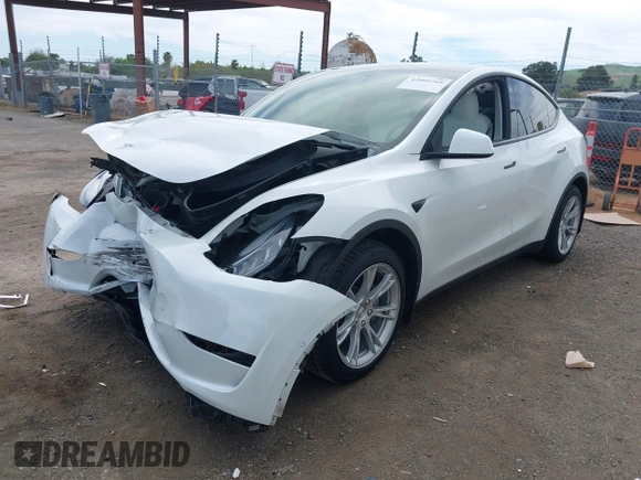 2021 Tesla Model Y Long Range with VIN 5YJYGDEE1MF152256, listed as a IAAI auction lot 42004769 with 35,176 mi miles. Bid and sale history available at carsss.com. Image 2.