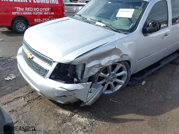 2013 Chevrolet Avalanche LTZ with VIN 3GNTKGE73DG306592, listed as a IAAI auction lot 41695072 with 243,700 mi miles. Bid and sale history available at carsss.com. Image 6.