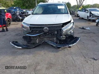 2022 Volkswagen Taos SE z VIN 3VVTX7B2XNM025588, wystawiony jako IAAI lot #39670650 z przebiegiem 45 817 mil mil oraz . Historia ofert i sprzedaży dostępna na DreamBid. Obrazek 6.