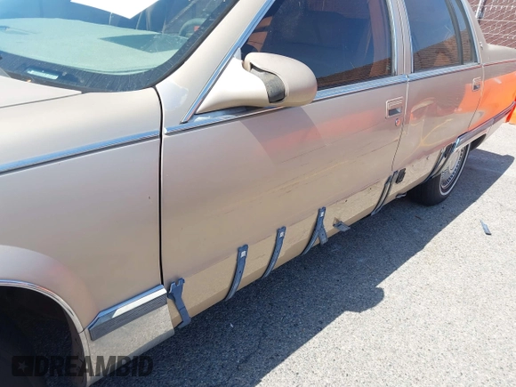 1995 Cadillac Fleetwood z VIN 1G6DW52P2SR713135, wystawiony jako IAAI lot #42352917 z przebiegiem 72 919 mil mil oraz . Historia ofert i sprzedaży dostępna na DreamBid. Obrazek 6.