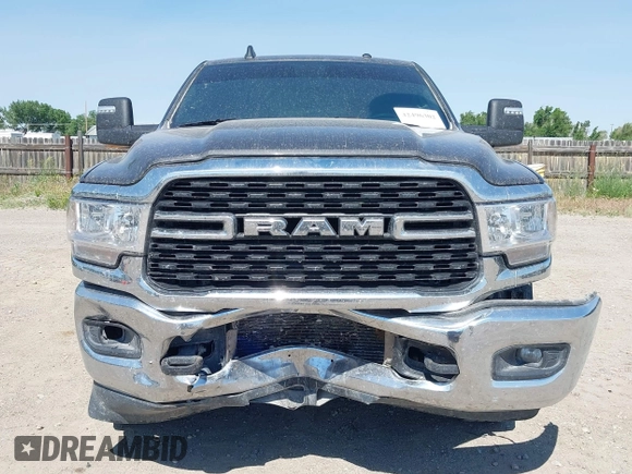 2024 Ram 2500 Big Horn z VIN 3C6UR5DLXRG296301, wystawiony jako IAAI lot #42496302 z przebiegiem 47 626 mil mil oraz . Historia ofert i sprzedaży dostępna na DreamBid. Obrazek 13.
