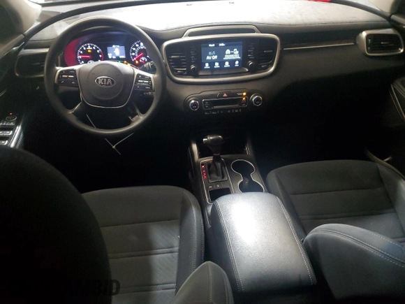 2019 Kia Sorento LX z VIN 5XYPGDA58KG487702, wystawiony jako Copart lot #58161275 z przebiegiem 91 928 mil mil oraz Szkoda całkowita • Salvage title. Historia ofert i sprzedaży dostępna na DreamBid. Obrazek 8.