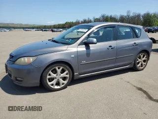 2008 Mazda 3 S Grand Touring z VIN JM1BK344581103048, wystawiony jako Copart lot #61361975 z przebiegiem 106 279 mil mil oraz Czysty tytuł • Clean title. Historia ofert i sprzedaży dostępna na DreamBid. Obrazek 1.