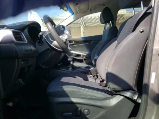 2019 Kia Sorento LX z VIN 5XYPGDA59KG463392, wystawiony jako Copart lot #54970245 z przebiegiem 99 576 mil mil oraz Szkoda całkowita • Salvage title. Historia ofert i sprzedaży dostępna na DreamBid. Obrazek 7.