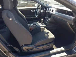 2020 Ford Mustang EcoBoost z VIN 1FA6P8TH1L5183279, wystawiony jako IAAI lot #41904731 z przebiegiem 99 222 mil mil oraz . Historia ofert i sprzedaży dostępna na DreamBid. Obrazek 5.