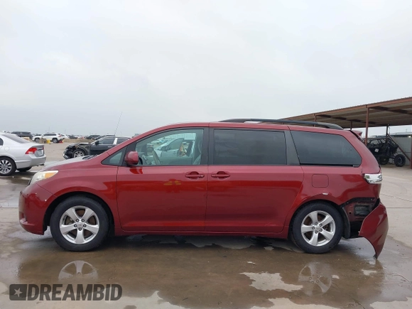 2014 Toyota Sienna LE AAS z VIN 5TDKK3DC9ES466877, wystawiony jako IAAI lot #42298356 z przebiegiem 189 826 mil mil oraz . Historia ofert i sprzedaży dostępna na DreamBid. Obrazek 14.