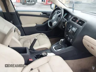 2011 Volkswagen Jetta SE z VIN 3VWDZ7AJ2BM388322, wystawiony jako IAAI lot #42772120 z przebiegiem 240 415 mil mil oraz . Historia ofert i sprzedaży dostępna na DreamBid. Obrazek 5.