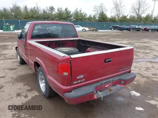 1998 Chevrolet S-10 with VIN 1GCCS144XWK264558, listed as a IAAI auction lot 41560611 with 216,629 mi miles. Bid and sale history available at carsss.com. Image 3.