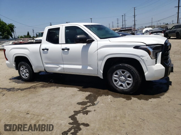 2022 Toyota Tundra SR z VIN 5TFKB5AA3NX013623, wystawiony jako Copart lot #56168634 z przebiegiem 3 038 mil mil oraz Szkoda całkowita • Salvage title. Historia ofert i sprzedaży dostępna na DreamBid. Obrazek 4.