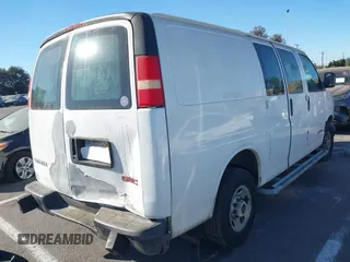 2005 GMC Savana Cargo Van with VIN 1GTGG25V951900357, listed as a IAAI auction lot 41316978 with 102,732 mi miles. Bid and sale history available at carsss.com. Image 4.