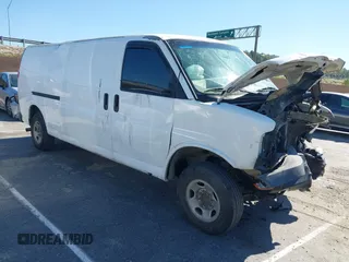 2008 Chevrolet City Express Cargo z VIN 1GCGG29K581136253, wystawiony jako IAAI lot #42218559 z przebiegiem 241 099 mil mil oraz . Historia ofert i sprzedaży dostępna na DreamBid. Obrazek 1.