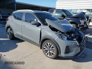 2023 Nissan Kicks SV z VIN 3N1CP5CV0PL496317, wystawiony jako IAAI lot #42225207 z przebiegiem 37 802 mil mil oraz . Historia ofert i sprzedaży dostępna na DreamBid. Obrazek 1.