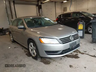 2013 Volkswagen Passat SE z VIN 1VWBP7A34DC024082, wystawiony jako IAAI lot #42308884 z przebiegiem 211 291 mil mil oraz . Historia ofert i sprzedaży dostępna na DreamBid. Obrazek 1.