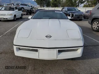 1990 Chevrolet Corvette z VIN 1G1YY2382L5120018, wystawiony jako Copart lot #46445825 z przebiegiem Nie podano mil oraz Czysty tytuł • Clean title. Historia ofert i sprzedaży dostępna na DreamBid. Obrazek 5.