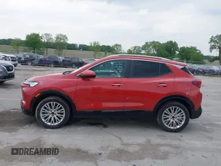 2024 Buick Encore GX Sport Touring с VIN KL4AMESL1RB172711, выставлен на аукционе IAAI как лот 42437300 с пробегом 21 710 миль миль и . История ставок и продаж доступна на DreamBid. Изображение 15.