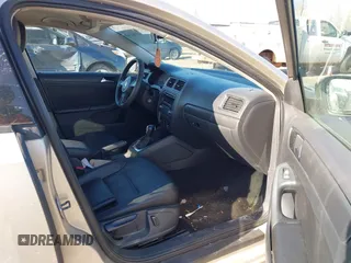 2014 Volkswagen Jetta SE z VIN 3VWD17AJ7EM316320, wystawiony jako IAAI lot #41464760 z przebiegiem 176 498 mil mil oraz . Historia ofert i sprzedaży dostępna na DreamBid. Obrazek 5.