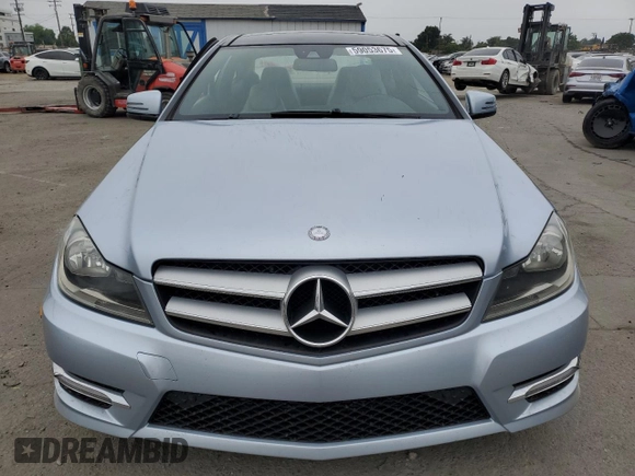 2013 Mercedes-Benz C 250 z VIN WDDGJ4HB8DG000369, wystawiony jako Copart lot #59053675 z przebiegiem 89 217 mil mil oraz Szkoda całkowita • Salvage title. Historia ofert i sprzedaży dostępna na DreamBid. Obrazek 5.