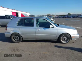 1999 Volkswagen Golf z VIN 3VWJA81HXXM215507, wystawiony jako IAAI lot #41391464 z przebiegiem 167 875 mil mil oraz . Historia ofert i sprzedaży dostępna na DreamBid. Obrazek 13.